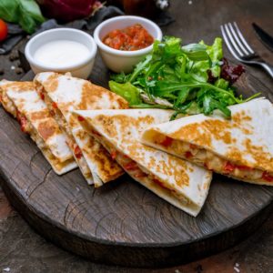 Quesadilla z salsą verde