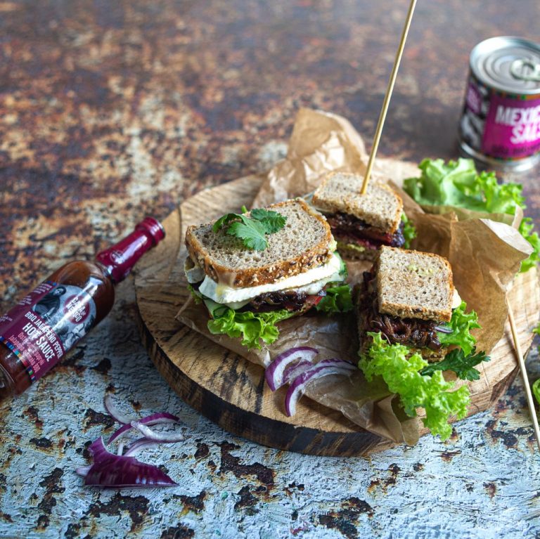Kanapka z&nbsp;szarpanym jackfruitem i&nbsp;serem camembert
