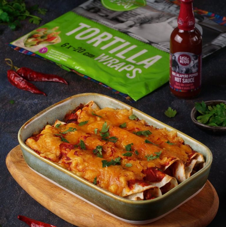 Enchiladas z&nbsp;kurczakiem i&nbsp;pikantnym sosem pomidorowym