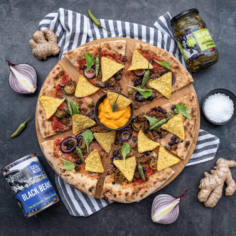 Pizza z&nbsp;fasolą papryczkami jalapeno i&nbsp;nachosami