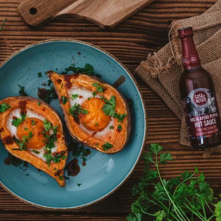 Jajka w&nbsp;batatach z&nbsp;ostrym sosem BBQ z&nbsp;papryki jalapeno