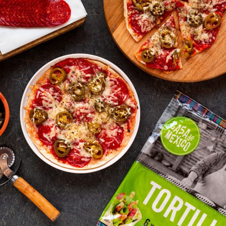 Ekspresowa pizza z&nbsp;tortilli z&nbsp;salami i&nbsp;jalapeno