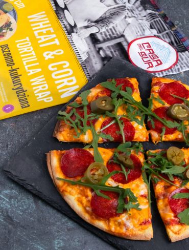 Pizza na&nbsp;spodzie z&nbsp;tortilli